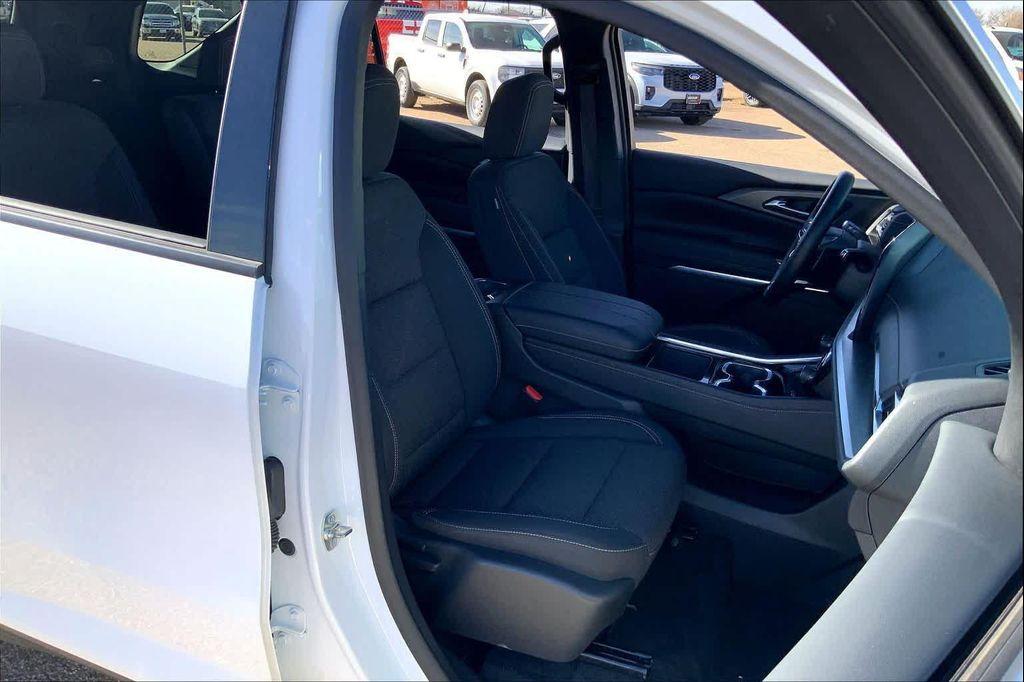 used 2025 Chevrolet Traverse car, priced at $35,299