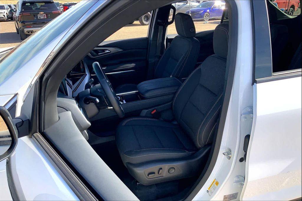 used 2025 Chevrolet Traverse car, priced at $35,299