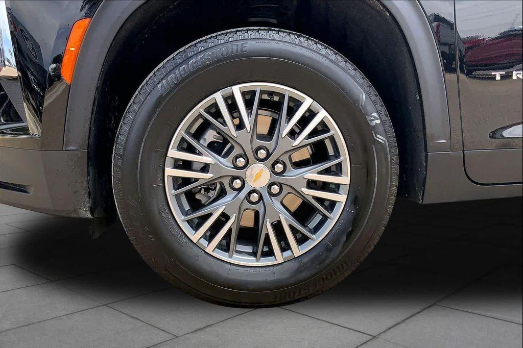used 2025 Chevrolet Traverse car, priced at $36,524