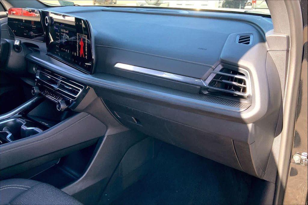 used 2025 Chevrolet Traverse car, priced at $36,599