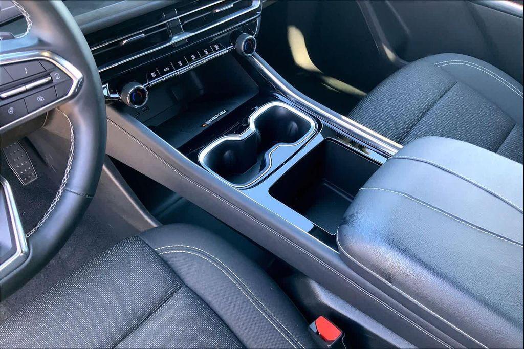 used 2025 Chevrolet Traverse car, priced at $36,599