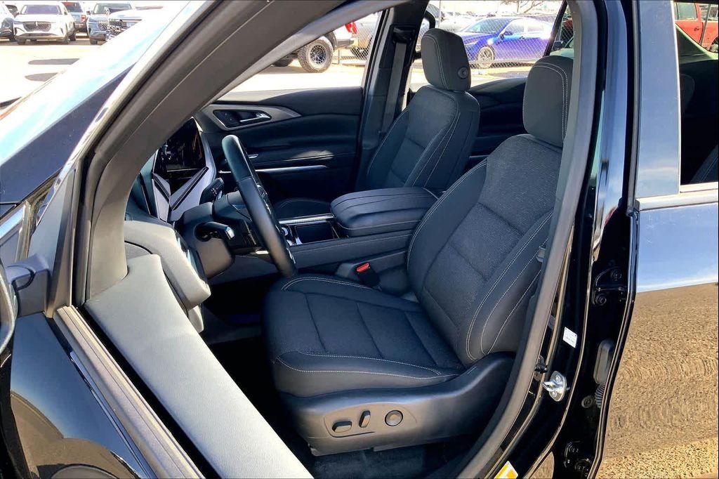 used 2025 Chevrolet Traverse car, priced at $36,599