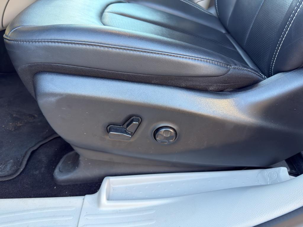 used 2024 Chrysler Pacifica car, priced at $31,999