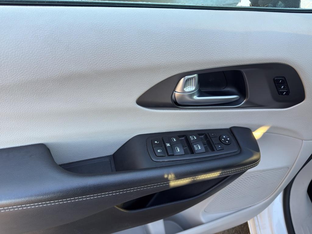 used 2024 Chrysler Pacifica car, priced at $31,999