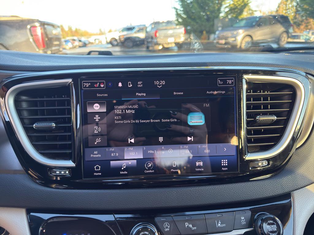 used 2024 Chrysler Pacifica car, priced at $31,999