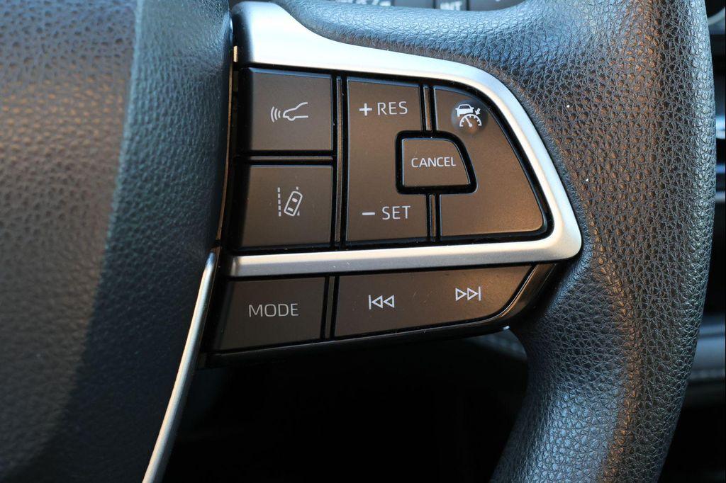 used 2022 Toyota Highlander car, priced at $26,995