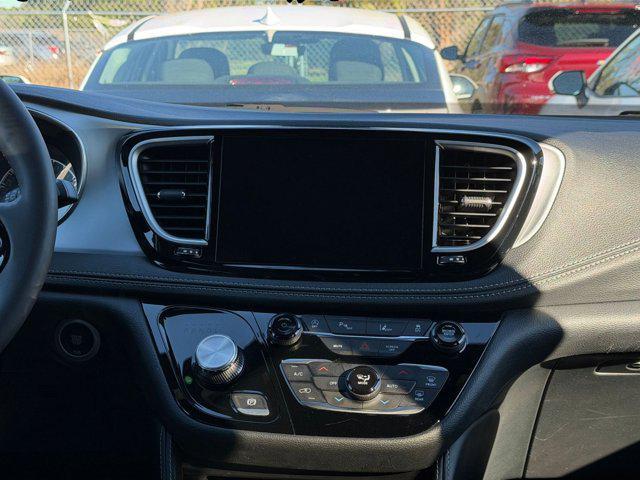 used 2025 Chrysler Pacifica car, priced at $33,713