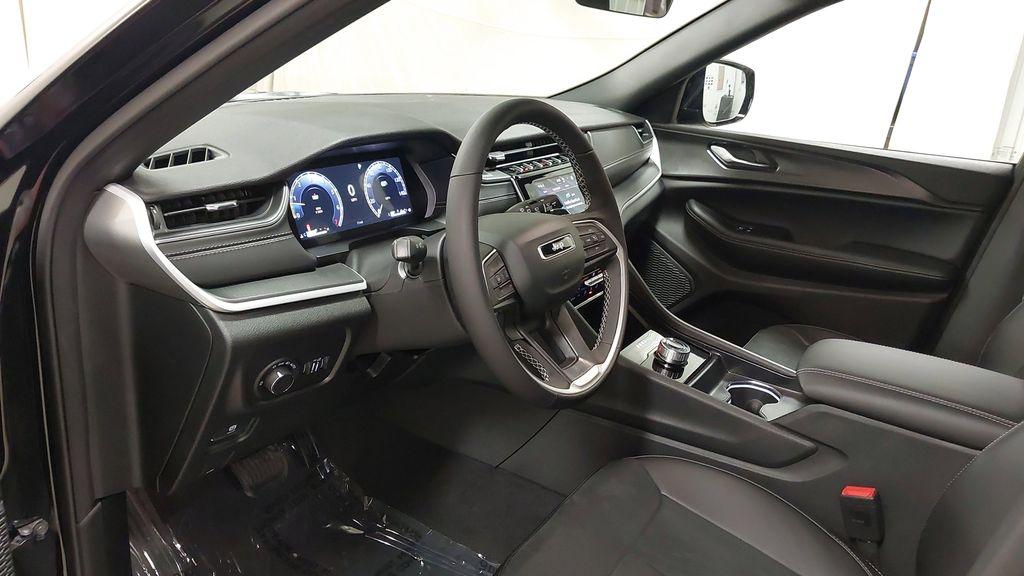 new 2025 Jeep Grand Cherokee car, priced at $39,475