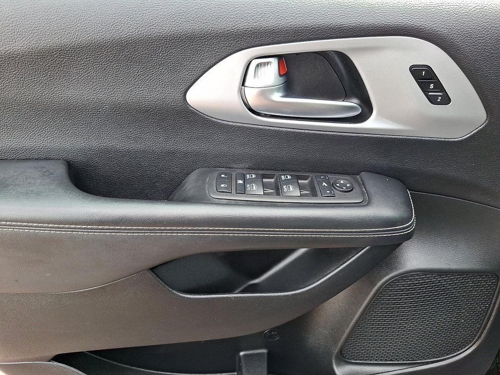 used 2025 Chrysler Pacifica car, priced at $27,378