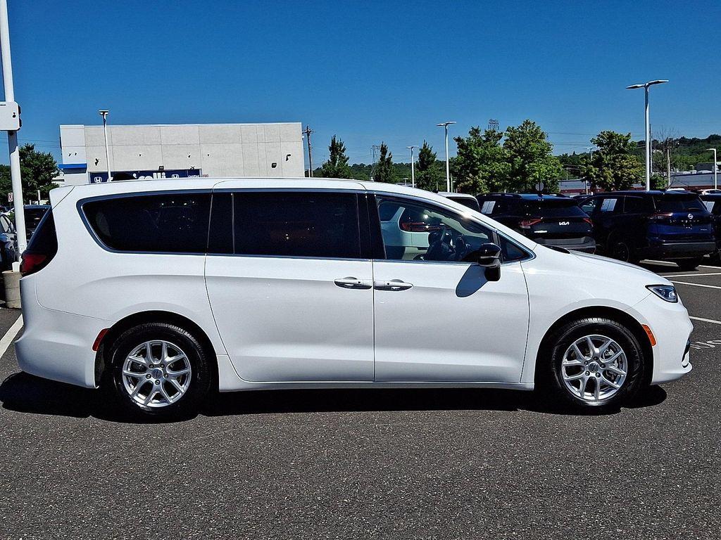 used 2024 Chrysler Pacifica car, priced at $27,085