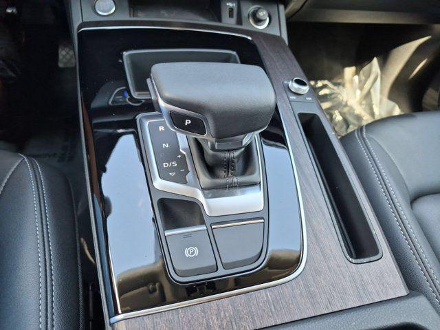 Audi Q5 view 12