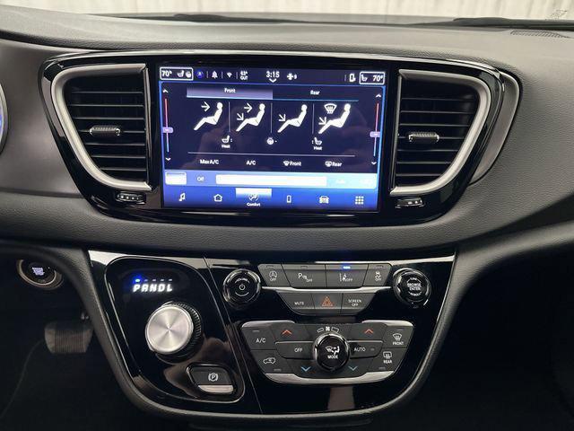 used 2025 Chrysler Pacifica car, priced at $31,334