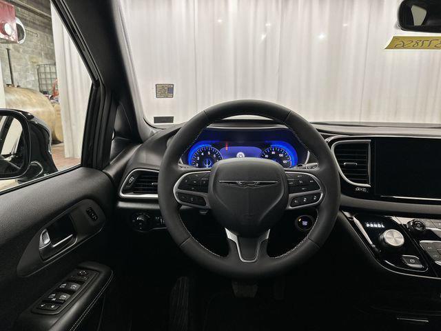 used 2025 Chrysler Pacifica car, priced at $31,334