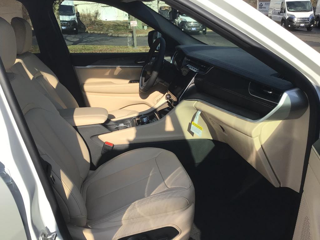 new 2025 Jeep Grand Cherokee car, priced at $49,415