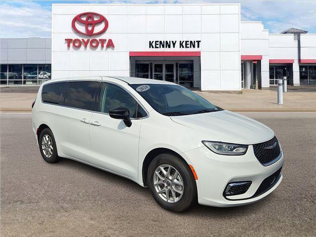 used 2024 Chrysler Pacifica car, priced at $27,674