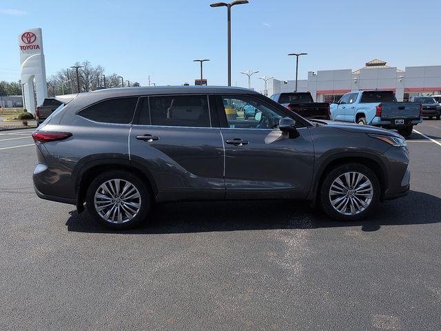 used 2022 Toyota Highlander car, priced at $35,871