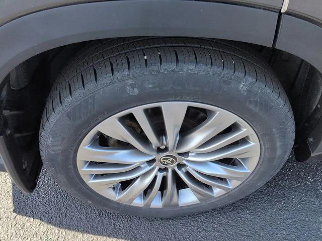 used 2022 Toyota Highlander car, priced at $35,871