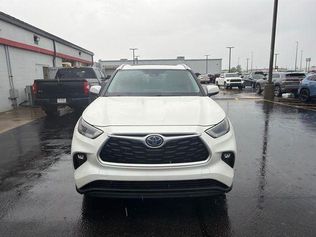 used 2021 Toyota Highlander Hybrid car, priced at $29,900