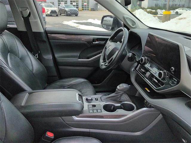 used 2023 Toyota Highlander car, priced at $29,981