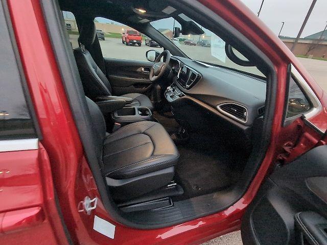 used 2025 Chrysler Pacifica car, priced at $30,983