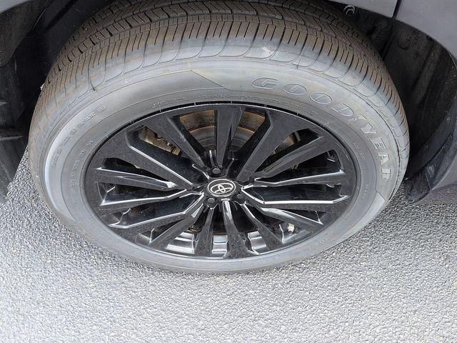 used 2025 Toyota Highlander car, priced at $44,003