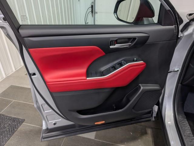 used 2025 Toyota Highlander car, priced at $46,998