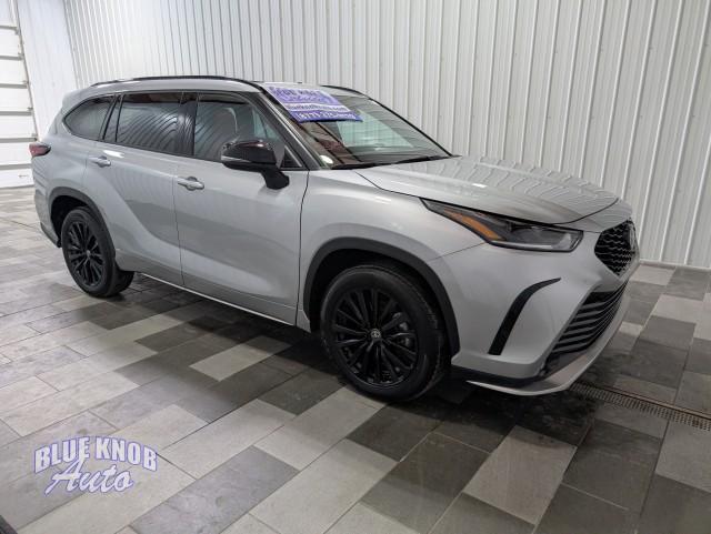 used 2025 Toyota Highlander car, priced at $46,998