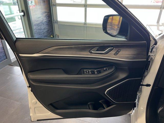 new 2026 Jeep Grand Cherokee car, priced at $52,056