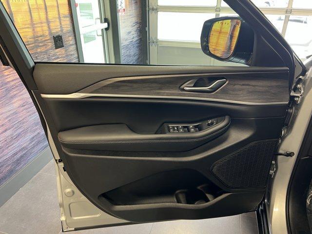 new 2026 Jeep Grand Cherokee car, priced at $50,570