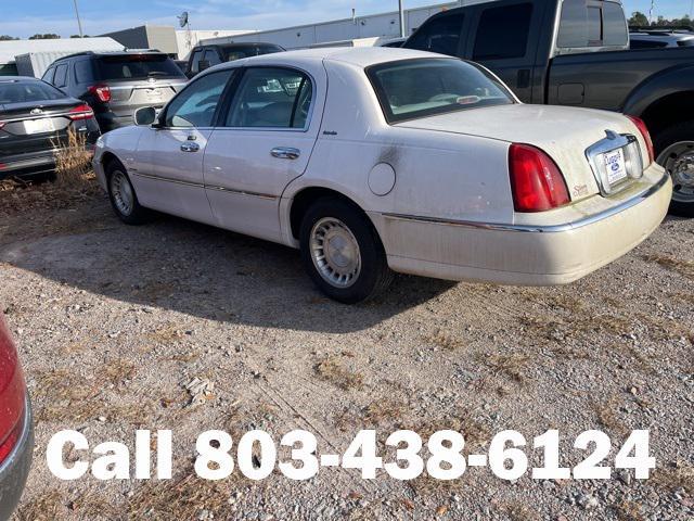 used 2000 Lincoln Town Car car, priced at $5,999
