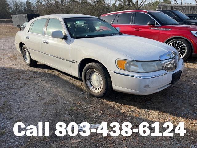used 2000 Lincoln Town Car car, priced at $5,999