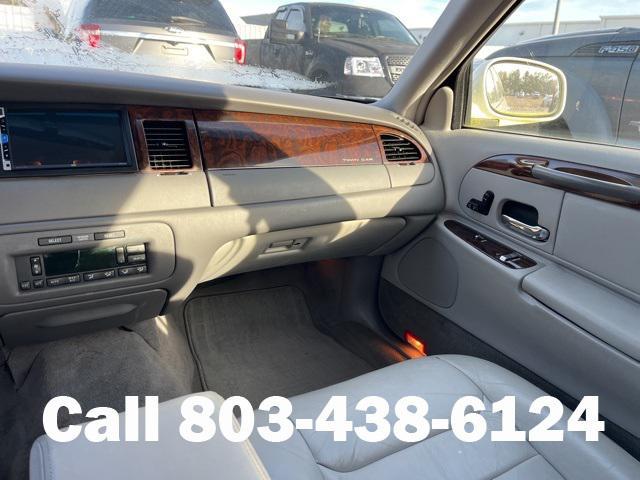 used 2000 Lincoln Town Car car, priced at $5,999