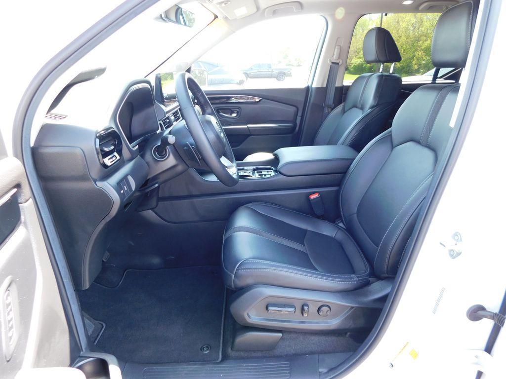 used 2025 Honda Pilot car, priced at $47,847