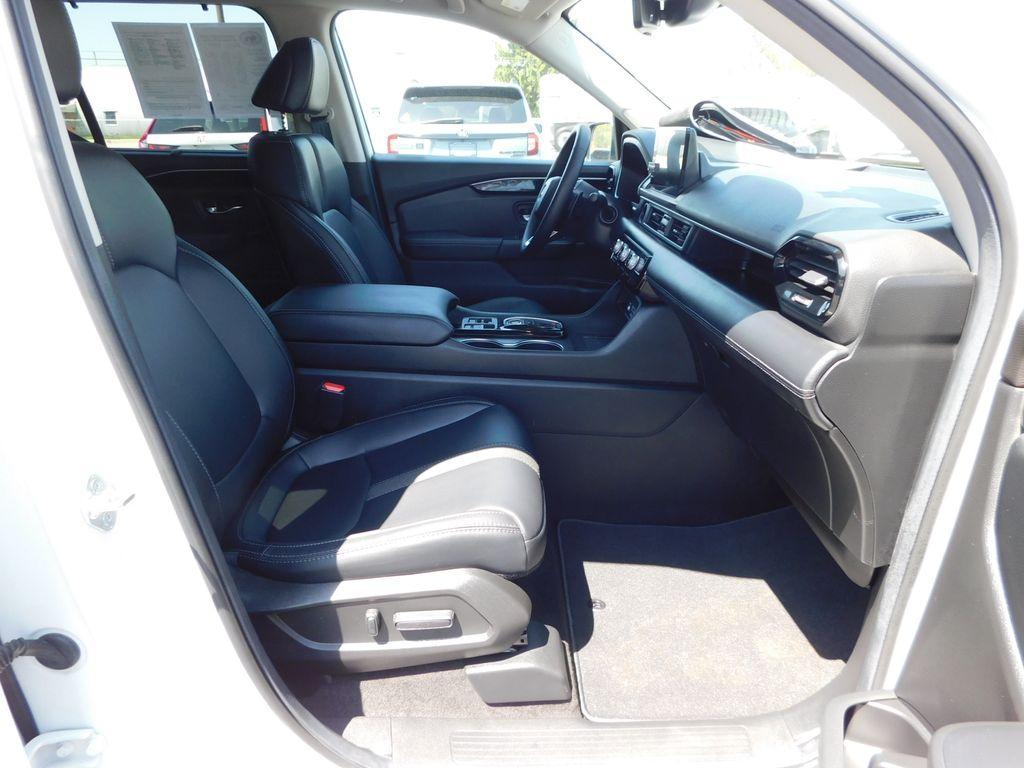 used 2025 Honda Pilot car, priced at $47,847
