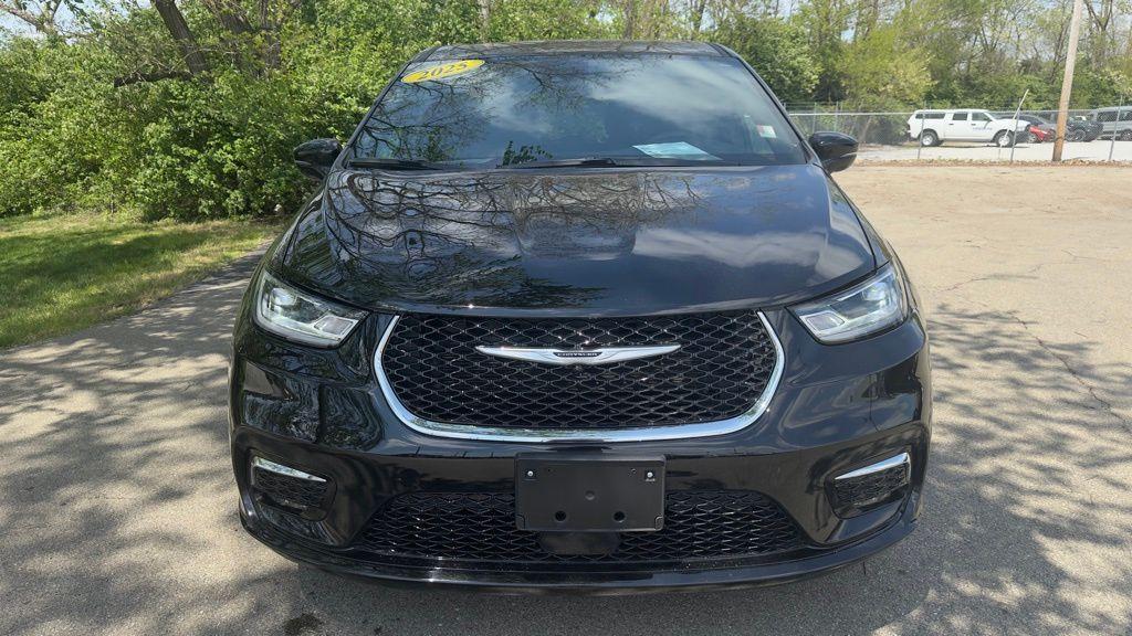 used 2025 Chrysler Pacifica car, priced at $33,500