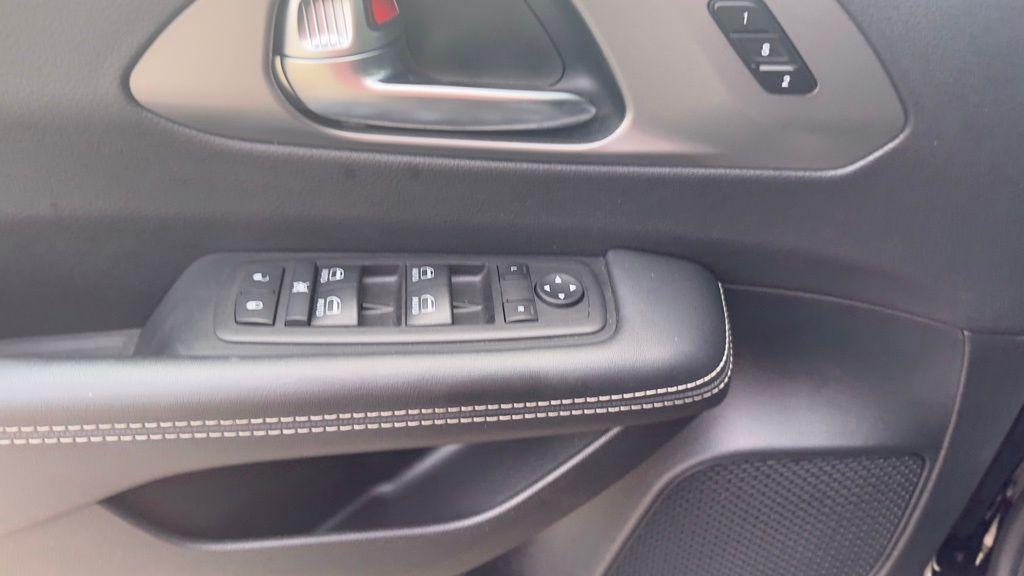 used 2025 Chrysler Pacifica car, priced at $33,500