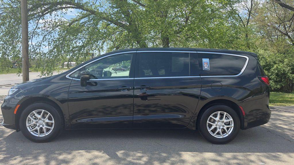 used 2025 Chrysler Pacifica car, priced at $33,500