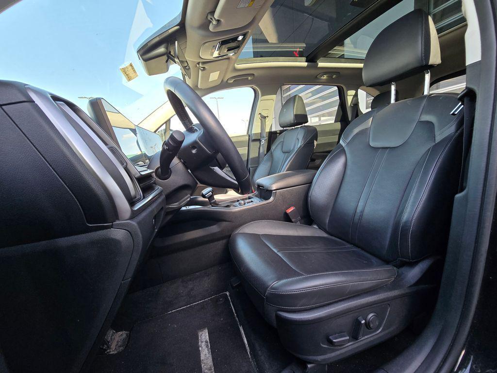 used 2025 Kia Sorento car, priced at $35,298