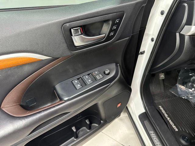 used 2019 Toyota Highlander Hybrid car, priced at $36,985