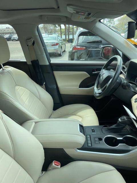 used 2022 Toyota Highlander car, priced at $31,999