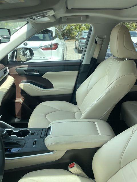 used 2022 Toyota Highlander car, priced at $31,999