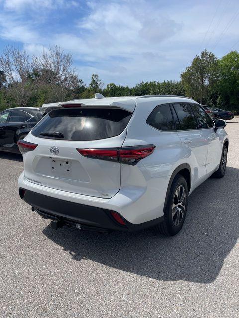 used 2022 Toyota Highlander car, priced at $31,999