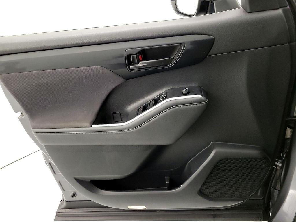 used 2022 Toyota Highlander car, priced at $29,998