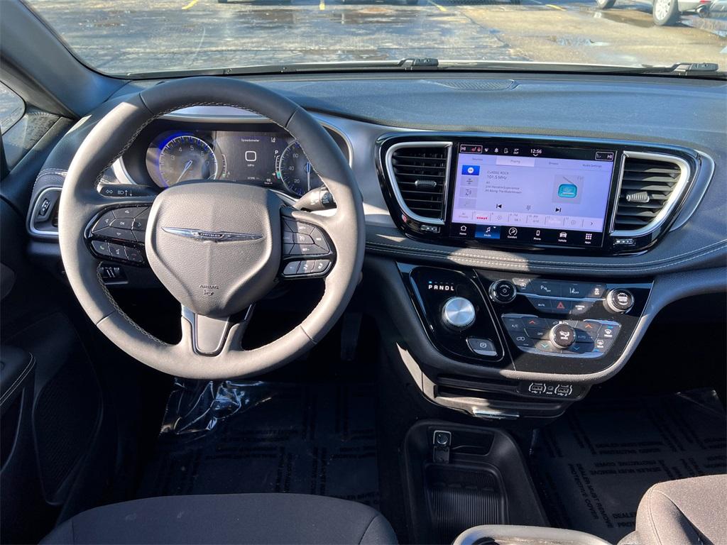 used 2023 Chrysler Pacifica car, priced at $28,000