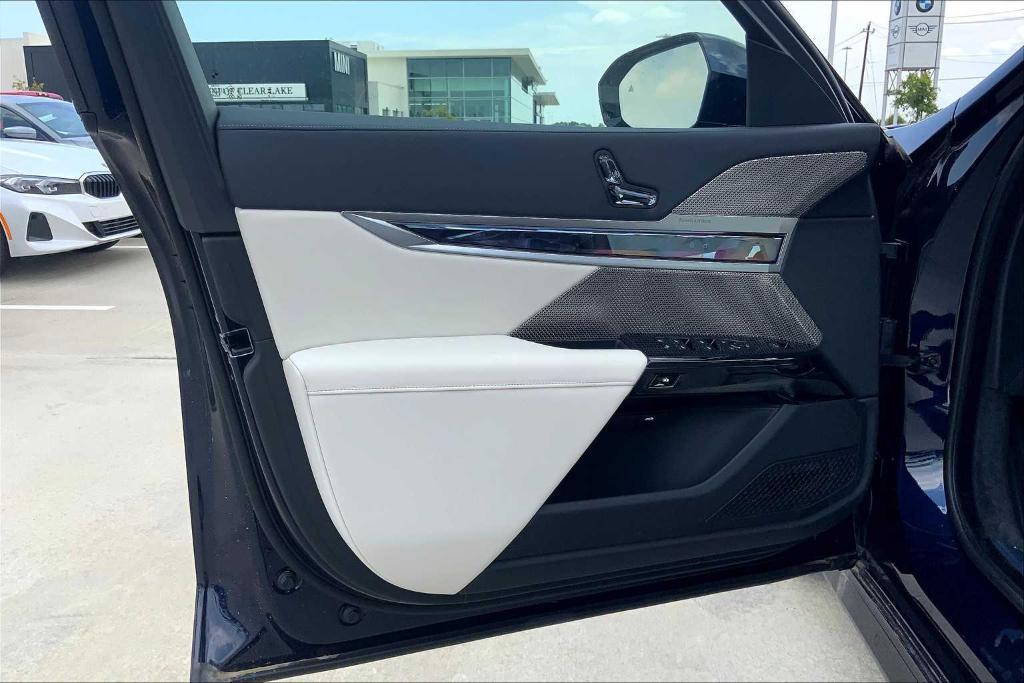 new 2025 BMW 760 car, priced at $119,293