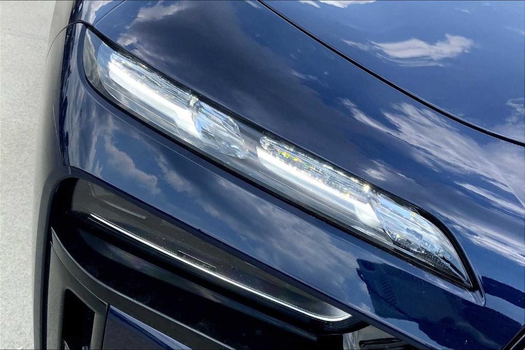 new 2025 BMW 760 car, priced at $119,293