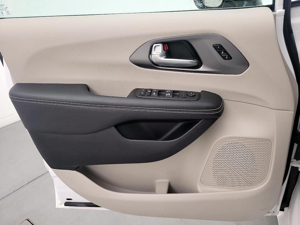 used 2024 Chrysler Pacifica car, priced at $28,998