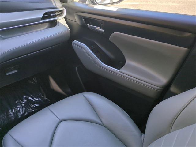 used 2021 Toyota Highlander car, priced at $32,015