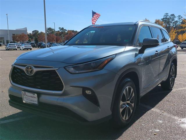used 2021 Toyota Highlander car, priced at $32,015