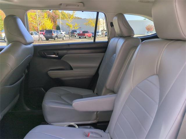used 2021 Toyota Highlander car, priced at $32,015